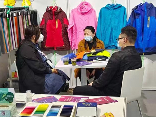 &ldquo;科技、時尚、綠色、高端&rdquo; 鴻岳紡織步入校服、沖鋒衣面料的良性發(fā)展軌道