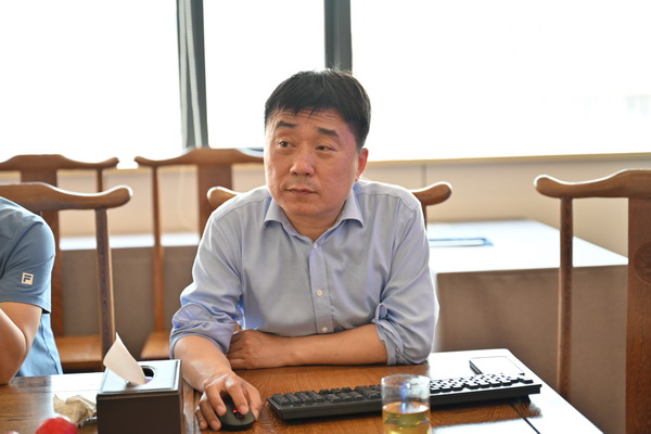 二十位業(yè)內(nèi)大咖齊聚鄭州，共商校服高品質(zhì)發(fā)展大計