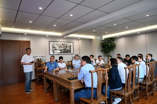 二十位業(yè)內(nèi)大咖齊聚鄭州，共商校服高品質(zhì)發(fā)展大計