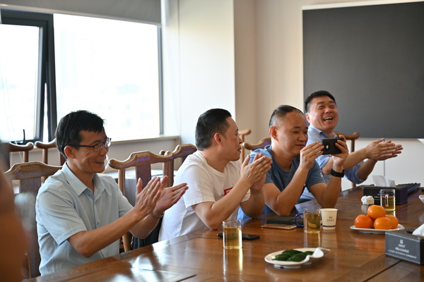 二十位業(yè)內(nèi)大咖齊聚鄭州，共商校服高品質(zhì)發(fā)展大計
