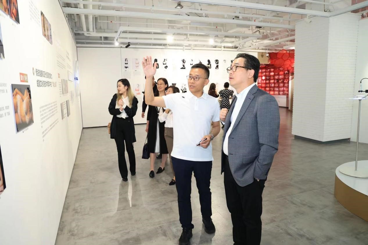 益路攜手 守護(hù)未來(lái) 蘭精纖維向愛慕公益基金會(huì)捐贈(zèng)愛心物品