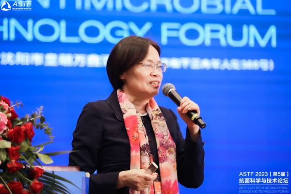 八月盛京，秋意漸濃，8月10日上午，為期兩天的ASTF2023（第5屆）抗菌科學(xué)與技術(shù)論壇在沈陽(yáng)皇朝萬(wàn)鑫酒店開幕，本次論壇由中關(guān)村匯智抗菌新材料產(chǎn)業(yè)技術(shù)創(chuàng)新聯(lián)盟、東北大學(xué)和中國(guó)科學(xué)院金屬研究所共同主辦，將有本次大會(huì)以&ldquo;抗菌科學(xué)引領(lǐng)生物安全&rdquo;為主題，&ldquo;3位院士大會(huì)報(bào)告+14個(gè)分會(huì)場(chǎng)/論壇+260+報(bào)告+逾80墻報(bào)+現(xiàn)場(chǎng)展位&rdquo;論文摘要集等多種形式展示最新抗菌科學(xué)和研究，并以現(xiàn)場(chǎng)展位形式介紹最新抗菌技術(shù)、產(chǎn)品、儀器和設(shè)備等，以增進(jìn)國(guó)內(nèi)外抗菌學(xué)術(shù)交流，促進(jìn)抗菌科學(xué)創(chuàng)新與發(fā)展。 來(lái)自全國(guó)220多家高校、科研院所，以及110多家企業(yè)的超700位會(huì)議代表出席。