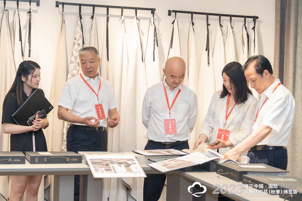 &ldquo;智造讓家更美好&rdquo;--2023海寧中國(guó)&middot;國(guó)際家用紡織品（秋季）博覽會(huì)在浙江海寧許村鎮(zhèn)&middot;海寧中國(guó)家紡城盛大開幕。