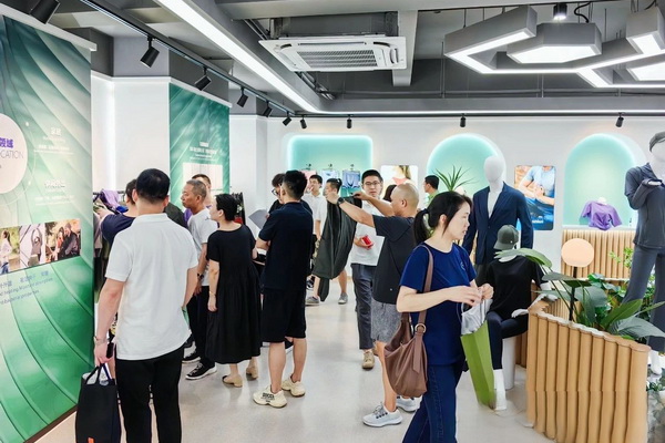 石墨烯紡織產(chǎn)業(yè)論壇暨&ldquo;烯創(chuàng)未來&rdquo;中國（寧波）創(chuàng)業(yè)創(chuàng)新大賽方案發(fā)布、寧波尚烯科技有限公司開業(yè)慶典系列活動在寧波市鎮(zhèn)海區(qū)九龍湖鎮(zhèn)國家石墨烯創(chuàng)新中心圓滿舉行。