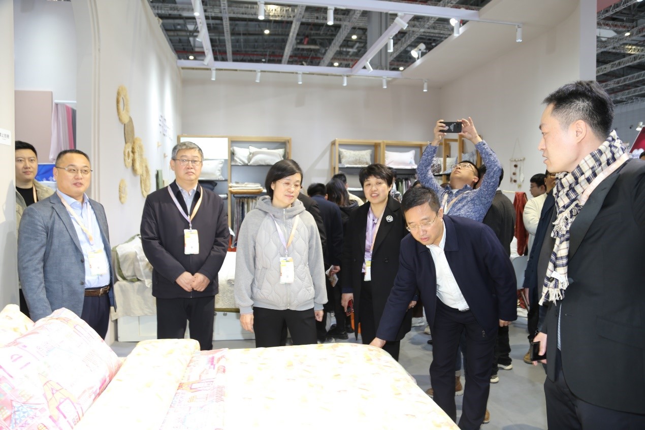 青島組團(tuán)參加intertextile家紡展，副市長趙燕一行蒞臨考察