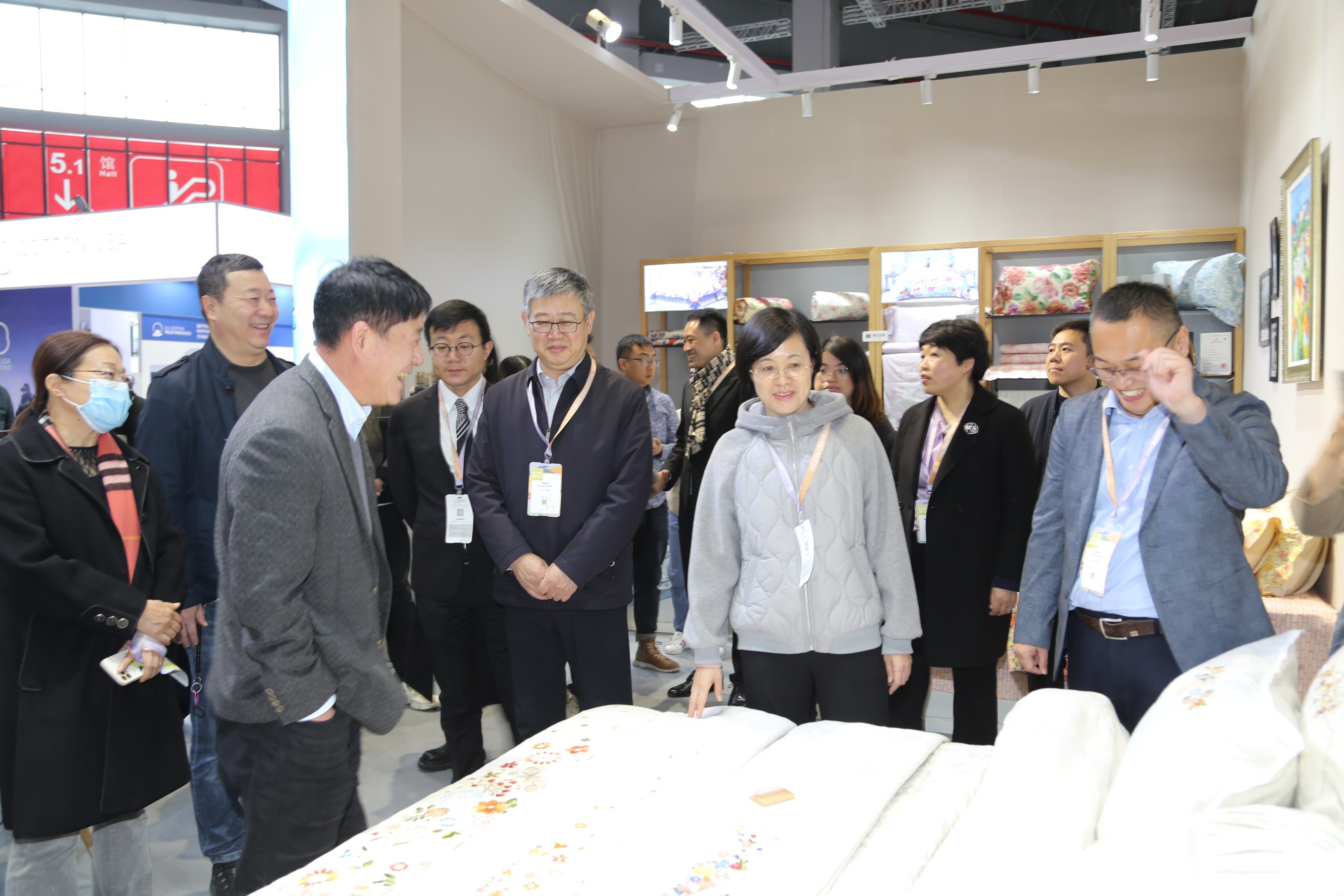 青島組團(tuán)參加intertextile家紡展，副市長趙燕一行蒞臨考察