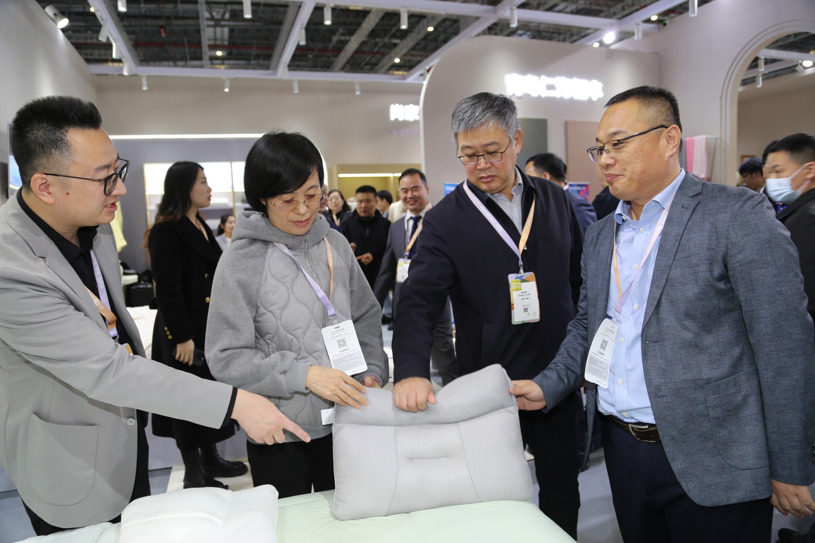 青島組團(tuán)參加intertextile家紡展，副市長趙燕一行蒞臨考察