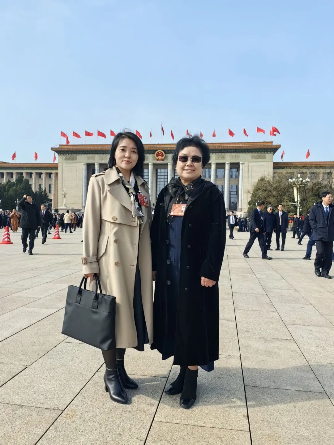 3月3日上午，出席十四屆全國人大三次會議的駐冀全國人大代表和出席全國政協(xié)十四屆三次會議的住冀全國政協(xié)委員從石家莊啟程赴京。石家莊&ldquo;紡織人&rdquo;贊皇縣原村土布專業(yè)合作社理事長崔雪琴和石家莊常山恒新紡織有限公司恒盛分公司織造車間教檢工馮麗朝隨河北代表團(tuán)一同赴京報到。3月4日，崔雪琴、馮麗朝兩位石家莊&ldquo;紡織人&rdquo;同來自全國各地的全國人大代表一道步入了北京人民大會堂，共同參加十四屆全國人大三次會議預(yù)備會議。會前崔雪琴、馮麗朝在人民大會堂外合影，留下了珍貴的紀(jì)念。會前，崔雪琴、馮麗朝結(jié)合各自工作實際和熟悉領(lǐng)域，深入基層開展調(diào)查研究，精心準(zhǔn)備議案建議。赴京參會途中，她倆圍繞京津冀協(xié)同發(fā)展、民營經(jīng)濟(jì)、新質(zhì)生產(chǎn)力、鄉(xiāng)村振興等普遍關(guān)注的問題與同行的代表委員展開熱烈討論。到達(dá)駐地，她倆立即投入會前緊張的準(zhǔn)備工作，繼續(xù)修改認(rèn)真準(zhǔn)備好的建議。崔雪琴崔雪琴帶來了《關(guān)于倡導(dǎo)國人穿國風(fēng)服飾 弘揚國風(fēng)服飾文化 推動民族服裝產(chǎn)業(yè)振興的建議》。馮麗朝馮麗朝帶來了《關(guān)于進(jìn)一步加強(qiáng)發(fā)揮勞模工匠引領(lǐng)作用的建議》。全國人大代表崔雪琴、馮麗朝這兩位石家莊優(yōu)秀紡織人，共赴春天之約，共盡代表職責(zé)。