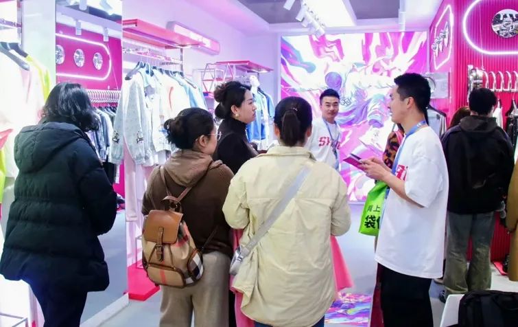 銀基廣場攜六大原創(chuàng)品牌亮相CHIC2025（春季），展現(xiàn)中部地區(qū)時尚力量