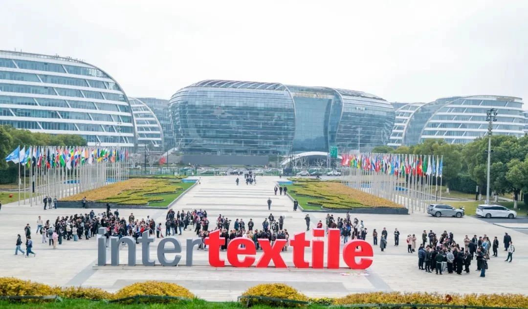 3月13日，為期三天的2025intertextile春夏面輔料展在國(guó)家會(huì)展中心（上海）圓滿落幕。本屆博覽會(huì)以近19萬(wàn)平方米總展出面積，匯聚來(lái)自全球24個(gè)國(guó)家和地區(qū)的超3100家參展商。從源頭為紡織行業(yè)高質(zhì)量發(fā)展注入信心與動(dòng)能，展示了紡織行業(yè)的最新技術(shù)與創(chuàng)新成果。其中，海纖生物的海藻纖維、海絲林及海藻炭泥系列產(chǎn)品憑借其深海黑科技的獨(dú)特魅力，成為展會(huì)焦點(diǎn)，吸引了眾多專業(yè)觀眾的目光。