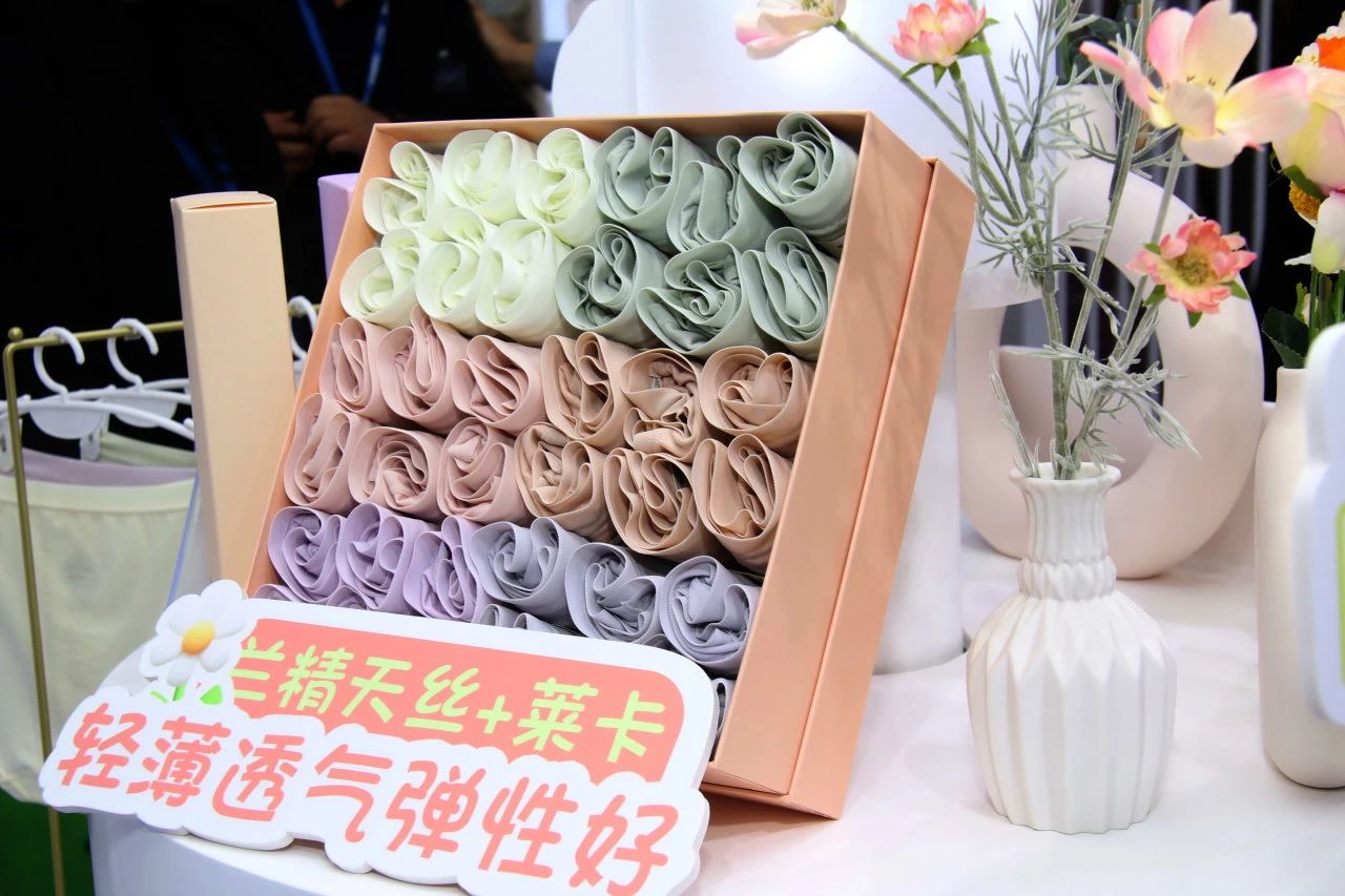 向上生長對抗行業(yè)內(nèi)卷！櫻姿娜于潮汕服博會發(fā)布第三代鉑金蠶絲褲
