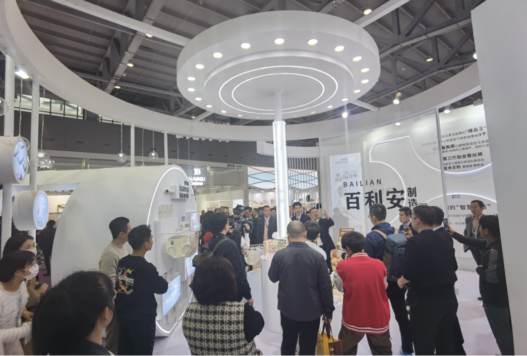 向上生長對抗行業(yè)內(nèi)卷！櫻姿娜于潮汕服博會發(fā)布第三代鉑金蠶絲褲