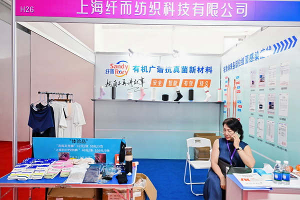71K 有 機 廣 譜 抗 菌材 料 ， 是 將 抗 菌 母 粒 與 普 通 尼 龍 母 粒 熔融 后 ， 在 生 產(chǎn) 時 形 成 不 同 濃 度 的 長 絲 或短 纖 ， 按 不 同 需 求 比 例,將 其 混 紡 或 直 接噴 絲,應 用 在 針 織 、 梭 織 或 無 紡 布 等 貼 膚 類 產(chǎn) 品 中,起 到滅菌、防霉、消 臭 的 效 果，71K不含銀、銅、鋅、鉛、鋇等重 金 屬 和 納 米 級 材料，屬 有 機(高分子化合物)&ldquo;非溶出型&rdquo;的安 全 抗 菌 材 料。