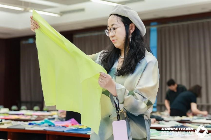 2800款面料&ldquo;綠動時尚&rdquo;，2025第八屆中國生態(tài)環(huán)保面料設(shè)計大賽評審會在盛澤舉辦！