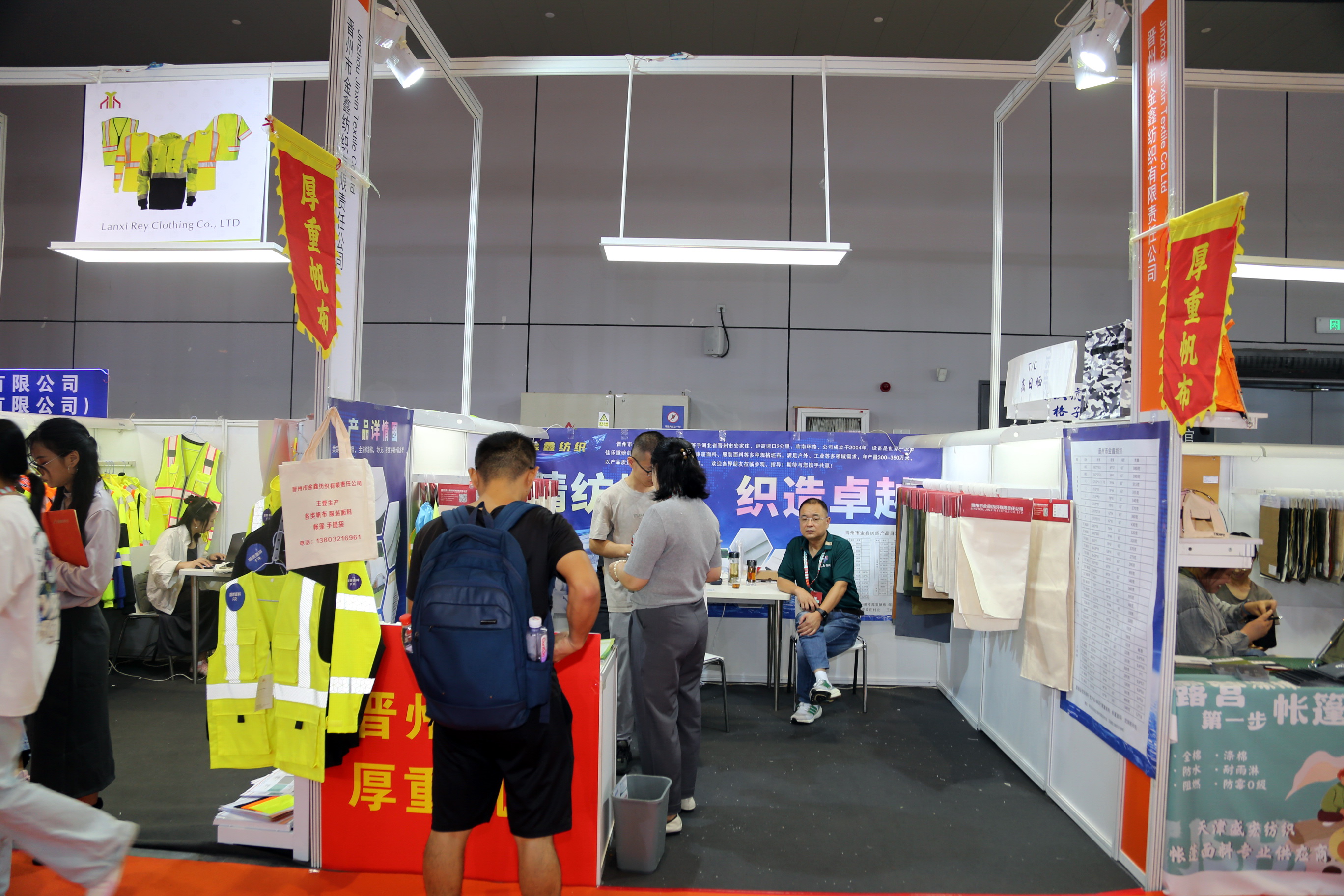40余家石家莊紡服企業(yè)齊聚滬上，成為中紡聯(lián)秋季聯(lián)展上靚麗的風(fēng)景線