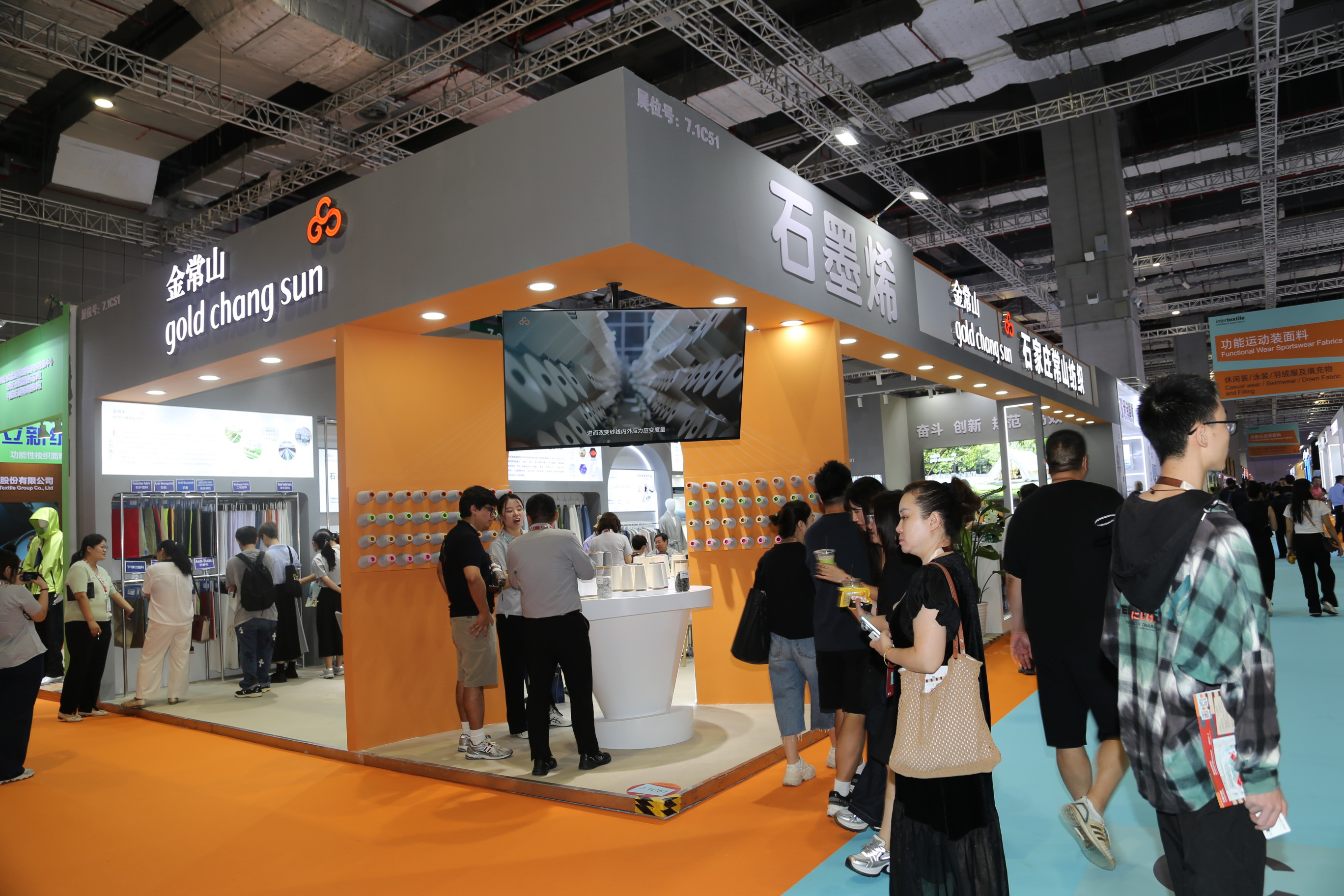 40余家石家莊紡服企業(yè)齊聚滬上，成為中紡聯(lián)秋季聯(lián)展上靚麗的風(fēng)景線