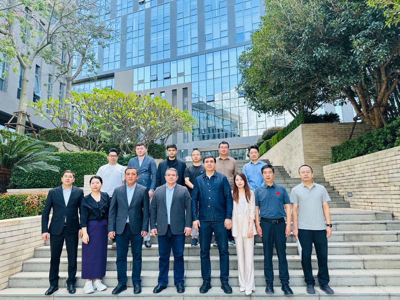 11月1日，烏茲別克斯坦投資、工業(yè)與貿(mào)易部駐華代表處副主任、駐華大使館參贊別克佐德-米爾佐&middot;尼格馬特賈諾夫，烏茲別克斯坦工商會錫爾河州分會主任阿齊茲&middot;曼蘇羅夫，錫爾河州投資、工業(yè)與貿(mào)易局局長馬赫蘇姆&middot;薩利耶夫等一行人專程到訪我會，并參觀廈門時尚消費品（紡織服裝）產(chǎn)業(yè)園&middot;航空園。商會副會長、福建世聯(lián)達(dá)公司董事長王世傳，秘書長李以希接待烏方代表團(tuán)并開展座談交流。 座談中，雙方就廈門與錫爾河州紡織服裝產(chǎn)業(yè)的發(fā)展現(xiàn)狀及趨勢展開深入交流。福建世聯(lián)達(dá)、廈門納仕達(dá)、當(dāng)盛新材料、求特新材料、駿利德集團(tuán)等企業(yè)代表圍繞產(chǎn)業(yè)鏈深度協(xié)作、政策配套支持、當(dāng)?shù)厝斯こ杀炯瓣P(guān)稅政策等核心議題展開精準(zhǔn)對接。烏方代表團(tuán)誠摯邀請商會組織廈門企業(yè)赴烏茲別克斯坦實地考察，深入了解專項政策，為后續(xù)商貿(mào)合作夯實基礎(chǔ)。 此次互動不僅深化了廈門與錫爾河州在紡織服裝領(lǐng)域的雙向認(rèn)知，更挖掘出多元合作潛能。雙方將以此次座談為契機(jī)，保持常態(tài)化溝通對接，推動廈門企業(yè)&ldquo;走出去&rdquo;，探索產(chǎn)業(yè)合作新模式，助力產(chǎn)業(yè)鏈上下游資源高效整合，共拓中烏產(chǎn)業(yè)發(fā)展新篇章。
