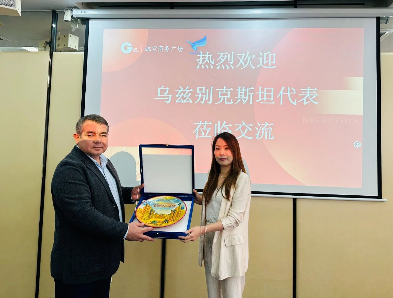 11月1日，烏茲別克斯坦投資、工業(yè)與貿(mào)易部駐華代表處副主任、駐華大使館參贊別克佐德-米爾佐&middot;尼格馬特賈諾夫，烏茲別克斯坦工商會錫爾河州分會主任阿齊茲&middot;曼蘇羅夫，錫爾河州投資、工業(yè)與貿(mào)易局局長馬赫蘇姆&middot;薩利耶夫等一行人專程到訪我會，并參觀廈門時尚消費品（紡織服裝）產(chǎn)業(yè)園&middot;航空園。商會副會長、福建世聯(lián)達(dá)公司董事長王世傳，秘書長李以希接待烏方代表團(tuán)并開展座談交流。 座談中，雙方就廈門與錫爾河州紡織服裝產(chǎn)業(yè)的發(fā)展現(xiàn)狀及趨勢展開深入交流。福建世聯(lián)達(dá)、廈門納仕達(dá)、當(dāng)盛新材料、求特新材料、駿利德集團(tuán)等企業(yè)代表圍繞產(chǎn)業(yè)鏈深度協(xié)作、政策配套支持、當(dāng)?shù)厝斯こ杀炯瓣P(guān)稅政策等核心議題展開精準(zhǔn)對接。烏方代表團(tuán)誠摯邀請商會組織廈門企業(yè)赴烏茲別克斯坦實地考察，深入了解專項政策，為后續(xù)商貿(mào)合作夯實基礎(chǔ)。 此次互動不僅深化了廈門與錫爾河州在紡織服裝領(lǐng)域的雙向認(rèn)知，更挖掘出多元合作潛能。雙方將以此次座談為契機(jī)，保持常態(tài)化溝通對接，推動廈門企業(yè)&ldquo;走出去&rdquo;，探索產(chǎn)業(yè)合作新模式，助力產(chǎn)業(yè)鏈上下游資源高效整合，共拓中烏產(chǎn)業(yè)發(fā)展新篇章。