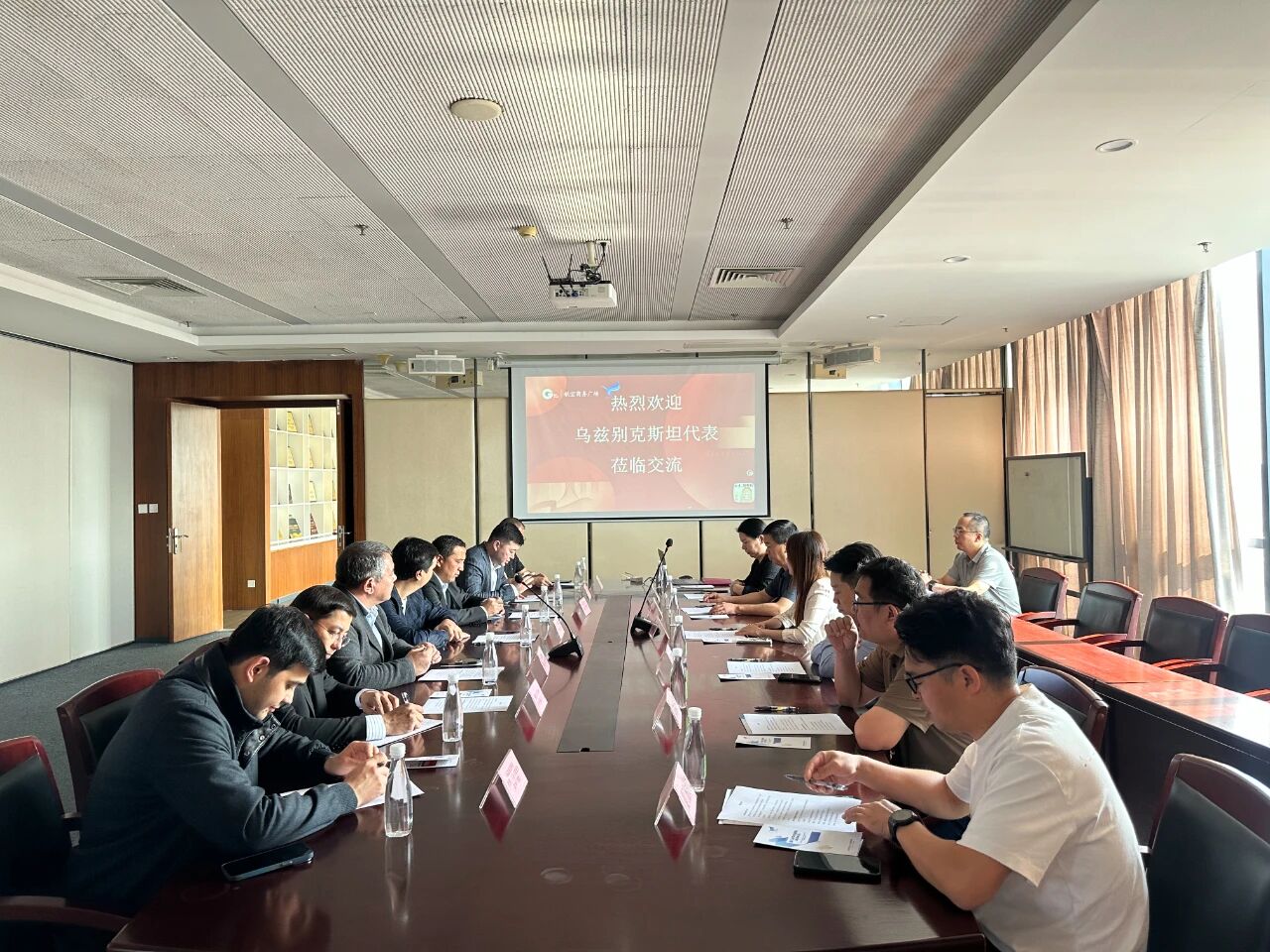 11月1日，烏茲別克斯坦投資、工業(yè)與貿(mào)易部駐華代表處副主任、駐華大使館參贊別克佐德-米爾佐&middot;尼格馬特賈諾夫，烏茲別克斯坦工商會錫爾河州分會主任阿齊茲&middot;曼蘇羅夫，錫爾河州投資、工業(yè)與貿(mào)易局局長馬赫蘇姆&middot;薩利耶夫等一行人專程到訪我會，并參觀廈門時尚消費品（紡織服裝）產(chǎn)業(yè)園&middot;航空園。商會副會長、福建世聯(lián)達(dá)公司董事長王世傳，秘書長李以希接待烏方代表團(tuán)并開展座談交流。 座談中，雙方就廈門與錫爾河州紡織服裝產(chǎn)業(yè)的發(fā)展現(xiàn)狀及趨勢展開深入交流。福建世聯(lián)達(dá)、廈門納仕達(dá)、當(dāng)盛新材料、求特新材料、駿利德集團(tuán)等企業(yè)代表圍繞產(chǎn)業(yè)鏈深度協(xié)作、政策配套支持、當(dāng)?shù)厝斯こ杀炯瓣P(guān)稅政策等核心議題展開精準(zhǔn)對接。烏方代表團(tuán)誠摯邀請商會組織廈門企業(yè)赴烏茲別克斯坦實地考察，深入了解專項政策，為后續(xù)商貿(mào)合作夯實基礎(chǔ)。 此次互動不僅深化了廈門與錫爾河州在紡織服裝領(lǐng)域的雙向認(rèn)知，更挖掘出多元合作潛能。雙方將以此次座談為契機(jī)，保持常態(tài)化溝通對接，推動廈門企業(yè)&ldquo;走出去&rdquo;，探索產(chǎn)業(yè)合作新模式，助力產(chǎn)業(yè)鏈上下游資源高效整合，共拓中烏產(chǎn)業(yè)發(fā)展新篇章。