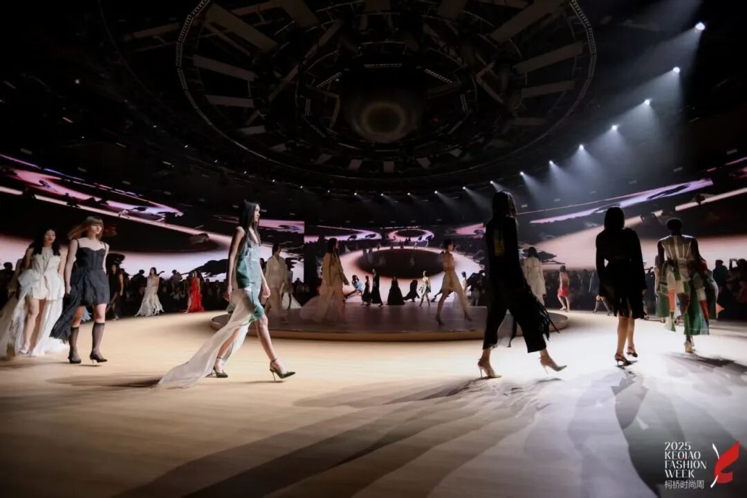 2025柯橋時(shí)尚周（秋季）啟幕！十年織夢(mèng)，時(shí)尚共鳴&ldquo;洄響&rdquo;千年紡都