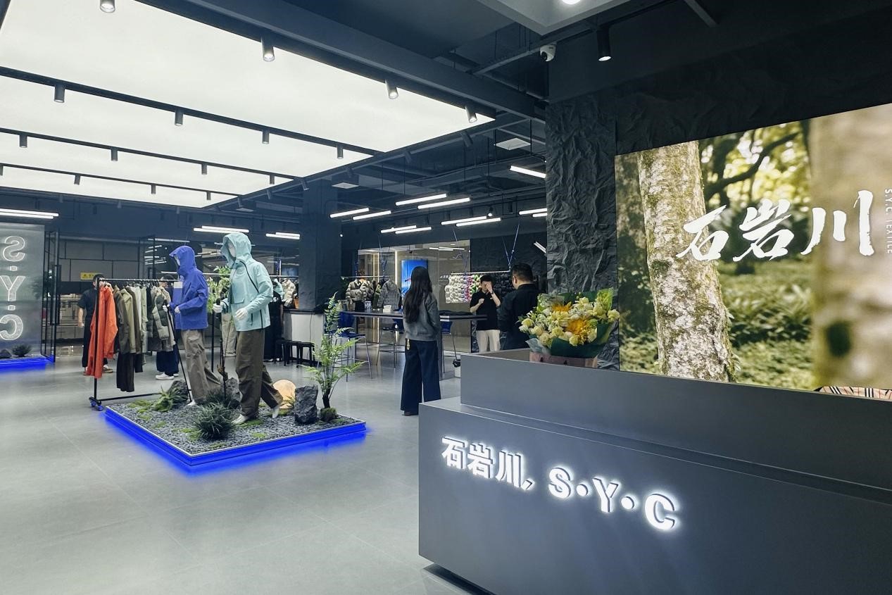 嘉耀紡織&石巖川入駐中國輕紡城：以科技戶外功能面料撬動(dòng)品牌快反新藍(lán)海