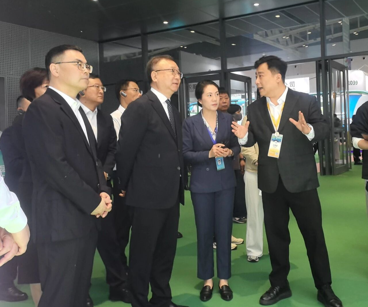 紡博會現(xiàn)場的AI智能體&ldquo;小布&rdquo;