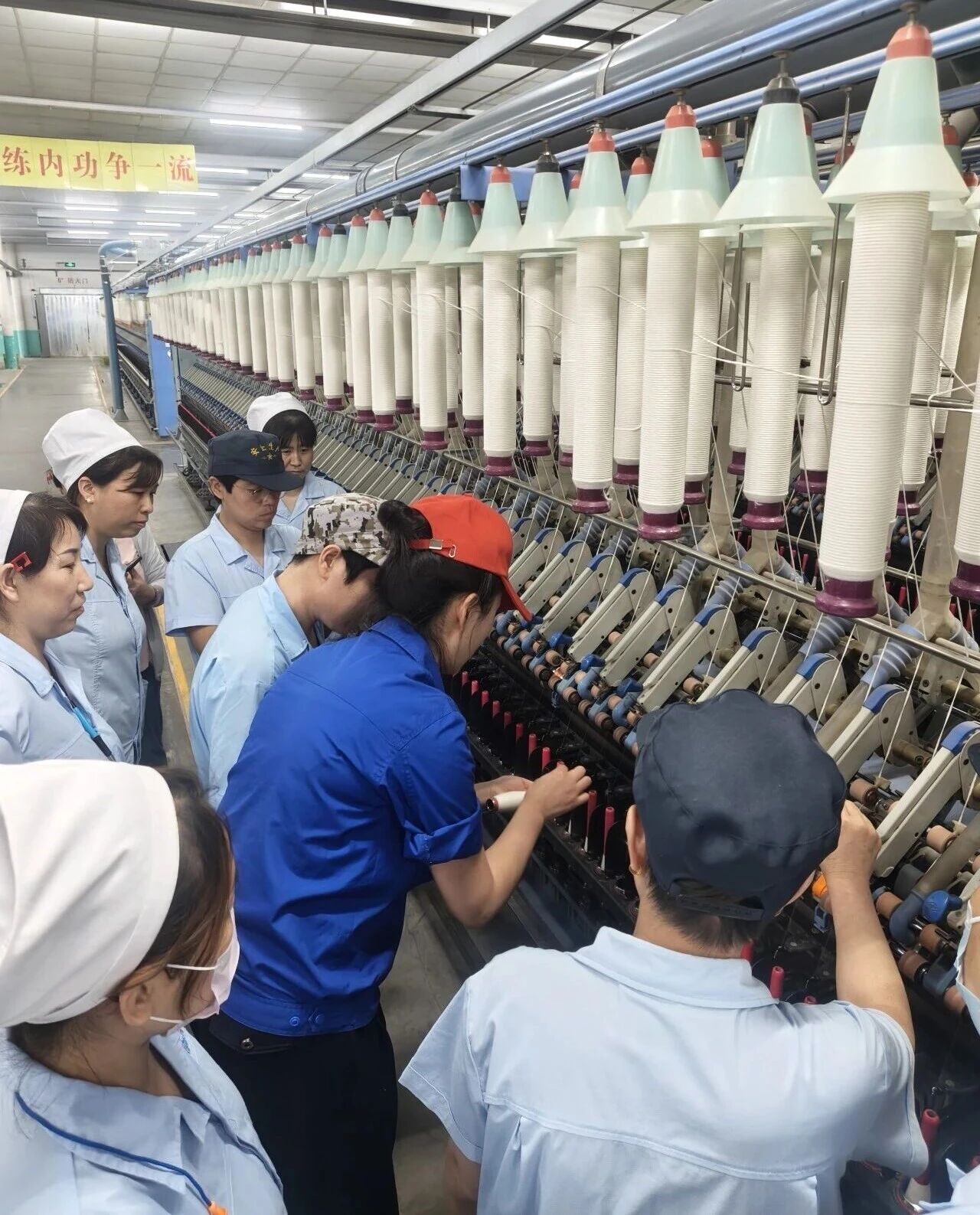  &ldquo;中國夢&middot;勞動美&rdquo;全國職工宣講團財貿輕紡煙草產業(yè)特色分團走進校園暨紡織行業(yè)&ldquo;勞模工匠助企行&rdquo;（石家莊站）活動成功舉行