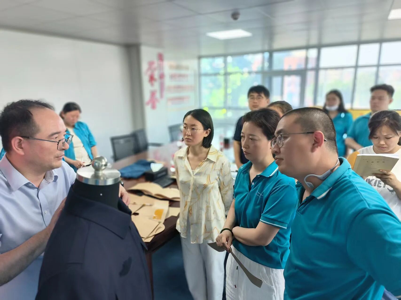  &ldquo;中國夢&middot;勞動美&rdquo;全國職工宣講團財貿輕紡煙草產業(yè)特色分團走進校園暨紡織行業(yè)&ldquo;勞模工匠助企行&rdquo;（石家莊站）活動成功舉行