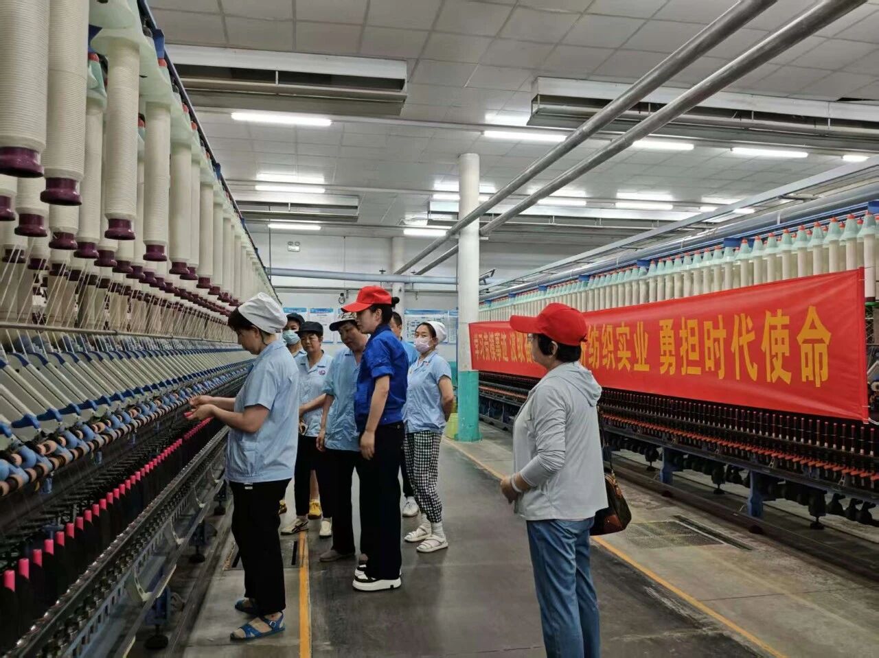  &ldquo;中國夢&middot;勞動美&rdquo;全國職工宣講團財貿輕紡煙草產業(yè)特色分團走進校園暨紡織行業(yè)&ldquo;勞模工匠助企行&rdquo;（石家莊站）活動成功舉行